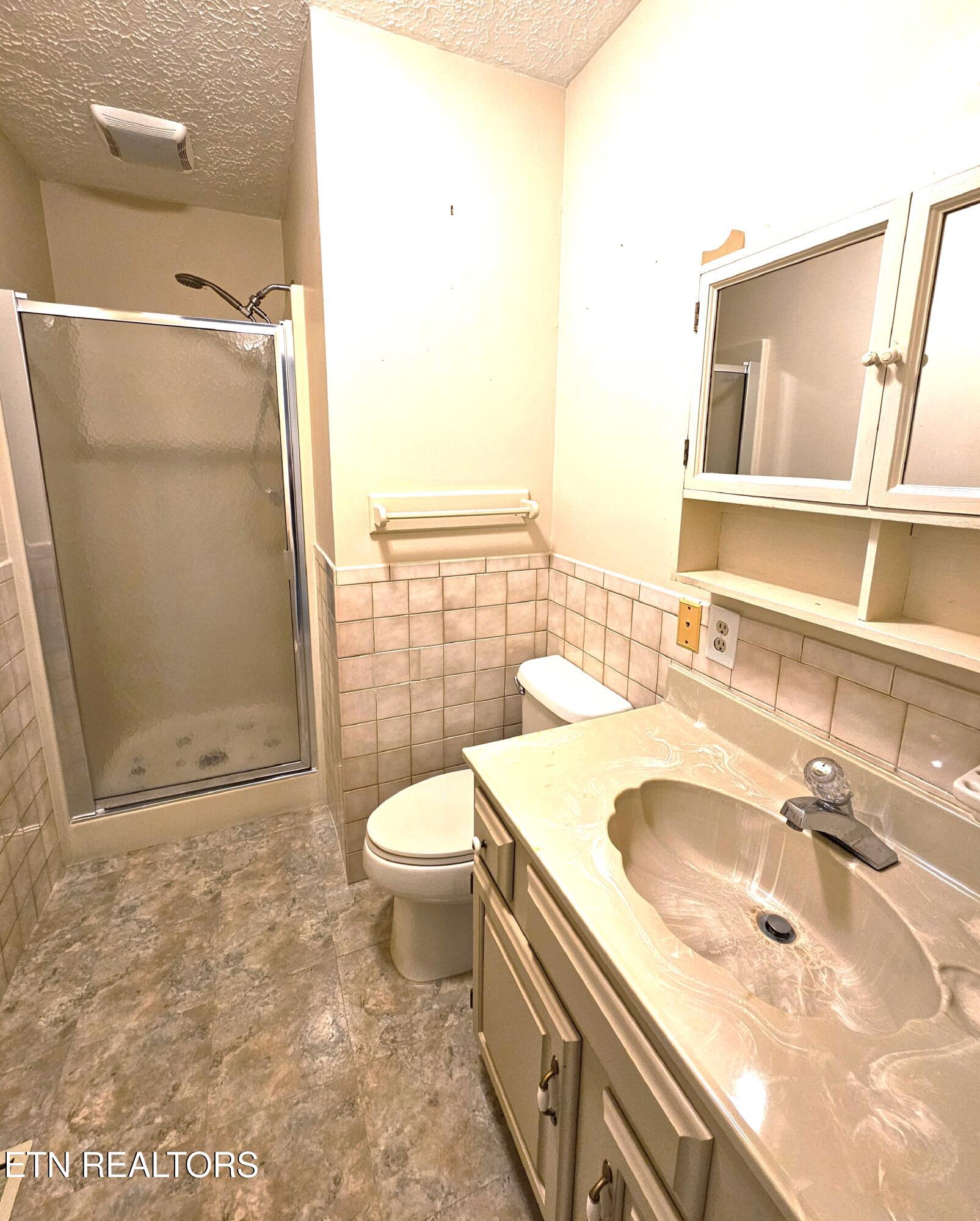 9430 North Ruggles Ferry Pike Strawberry Plains, TN 37871 - Photo 20 of 27 Hall bath