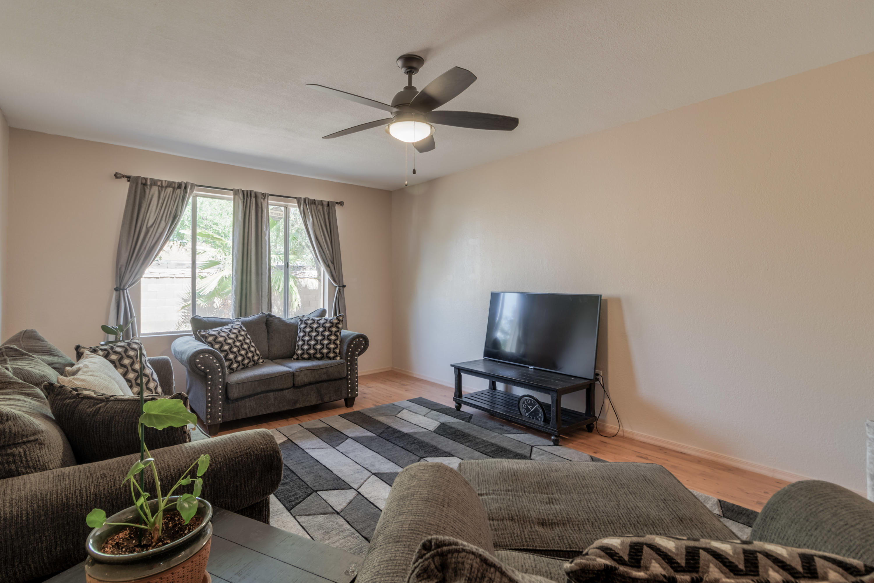 3802 West Hatcher Road Phoenix, AZ 85051 - Photo 9 of 36 3802 West Hatcher Road (16).jpg-FULL