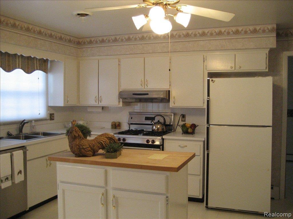 9187 Tower Road South Lyon, MI 48178 - Photo 3 of 10 Kitchen b