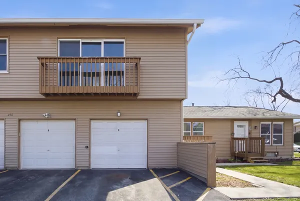 $209,900 | 216 Eagle Court, Unit D, Bolingbrook, IL 60440