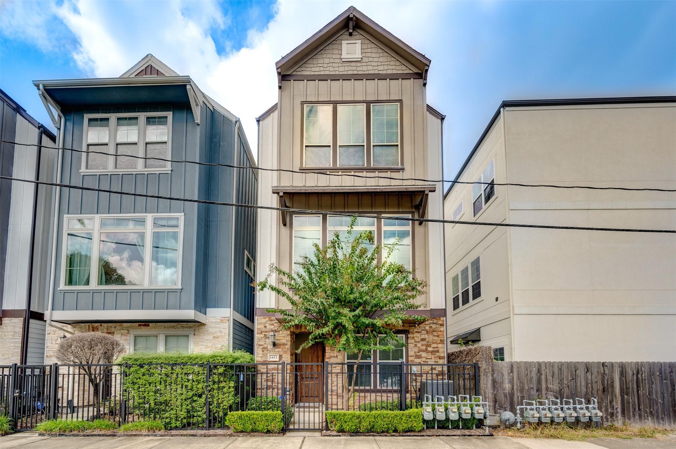 Beautiful 3 bedroom/3.5 bath rental available in the heart of Houston