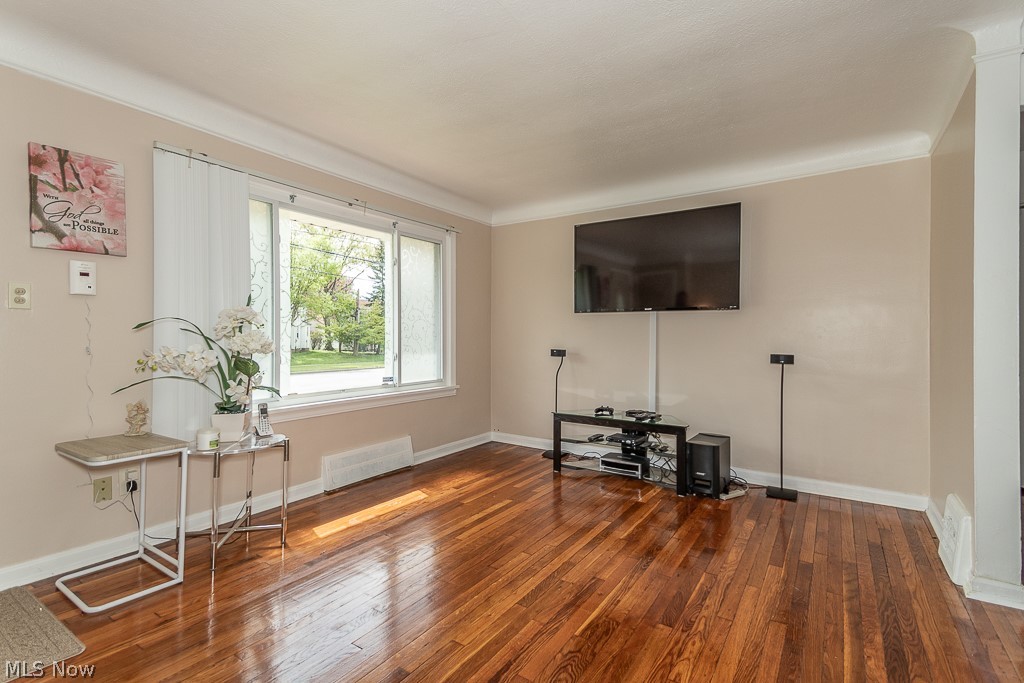 958 West Green Road Cleveland, OH 44121 - Photo 9 of 30 Gallery Image 9