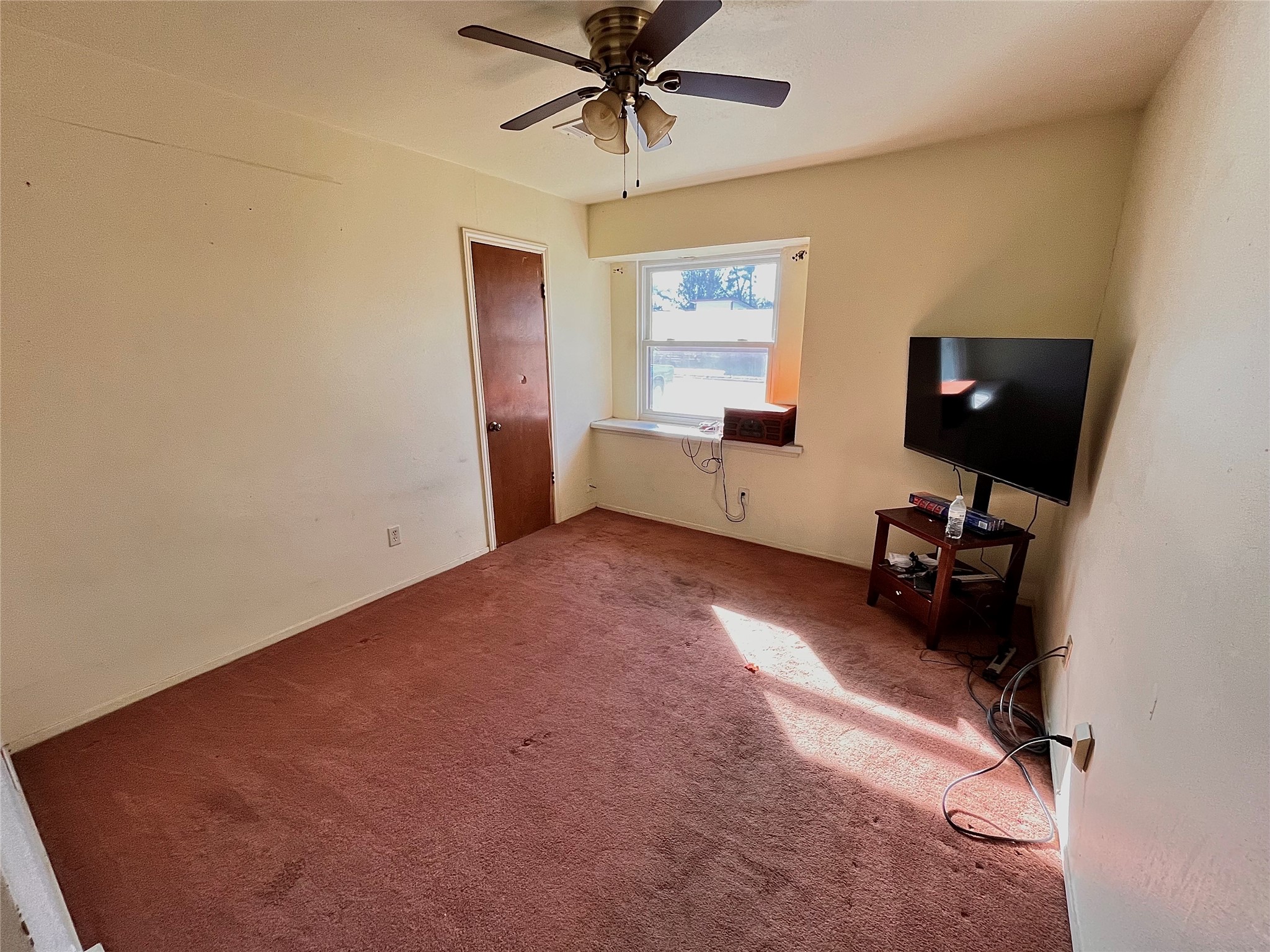 10403 White Clover Drive Houston, TX 77089 - Photo 7 of 11 a view of a livingroom with a workspace