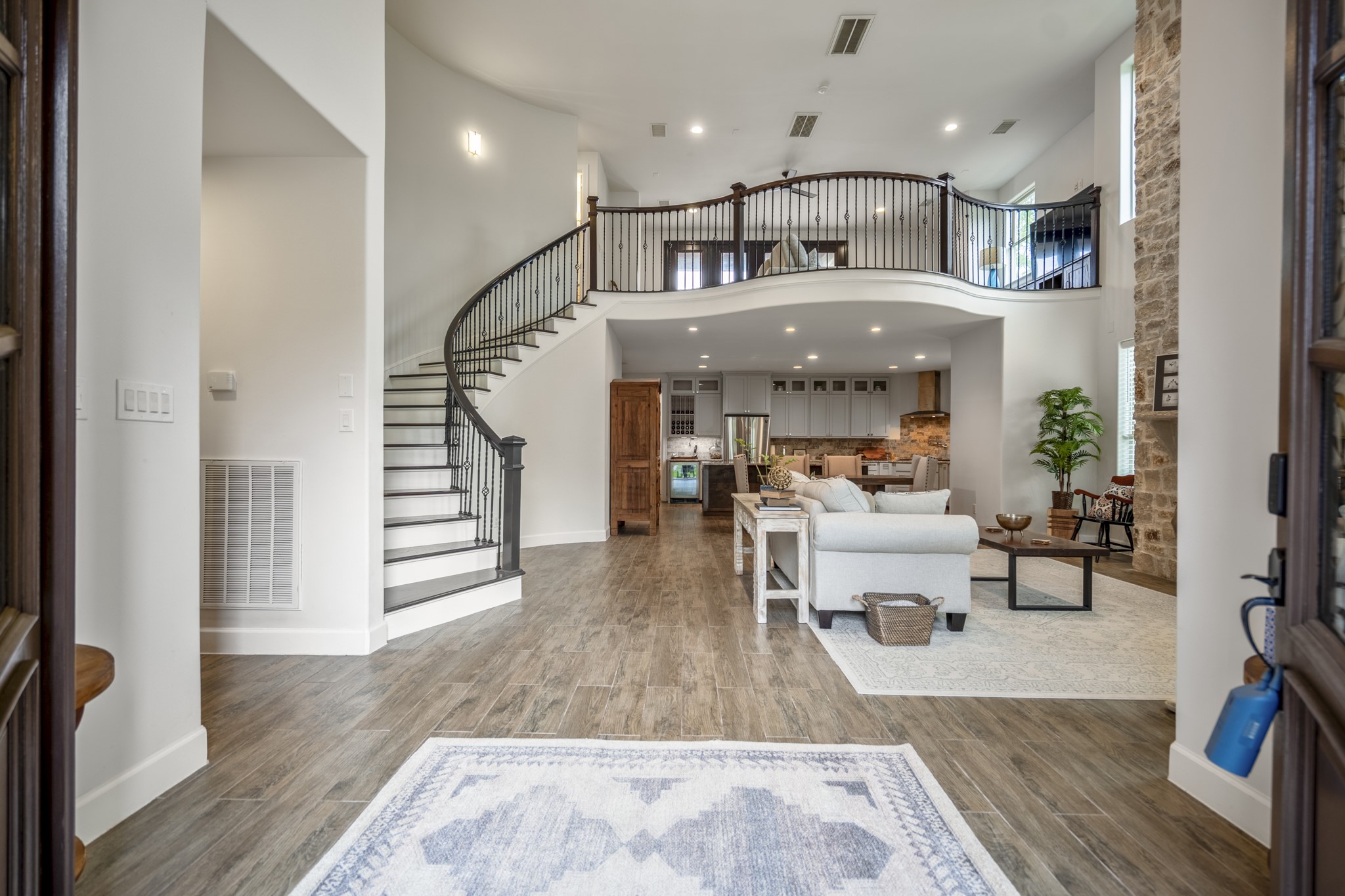 3202 Ozark Street Houston, TX 77021 - Photo 4 of 31 Light filled interior features soaring ceilings.