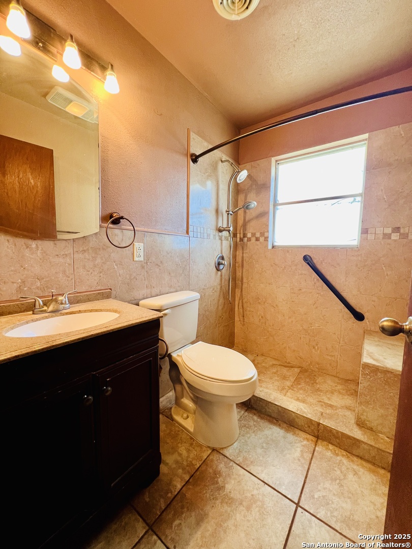 625 Oakhaven Road Pleasanton, TX 78064 - Photo 11 of 20 a bathroom with a sink mirror vanity and toilet