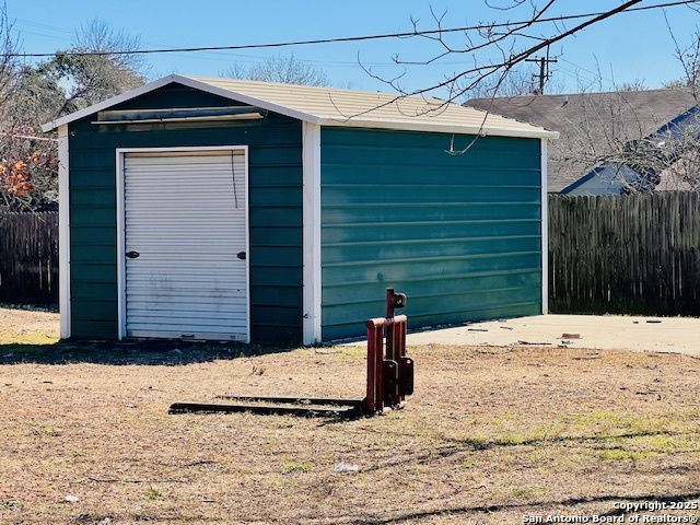 625 Oakhaven Road Pleasanton, TX 78064 - Photo 19 of 20 a view of wooden fence