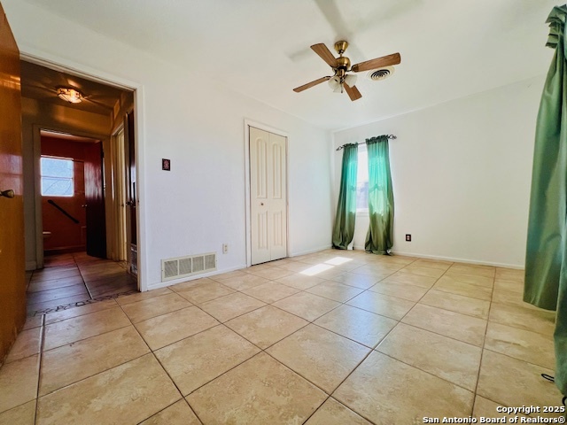 625 Oakhaven Road Pleasanton, TX 78064 - Photo 10 of 20 a view of a livingroom with a ceiling fan and window