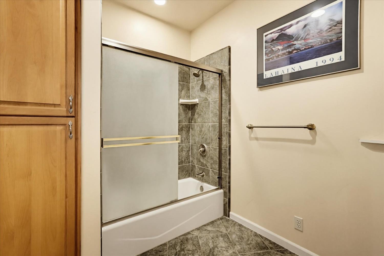 14517 North Bloomfield Road Nevada City, CA 95959 - Photo 30 of 78 a bathroom with a shower and a bath tub