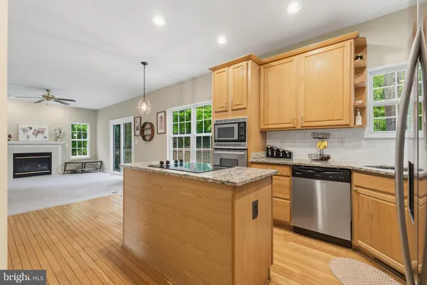 $650,000 | 3404 Holly Circle, Triangle, VA 22172