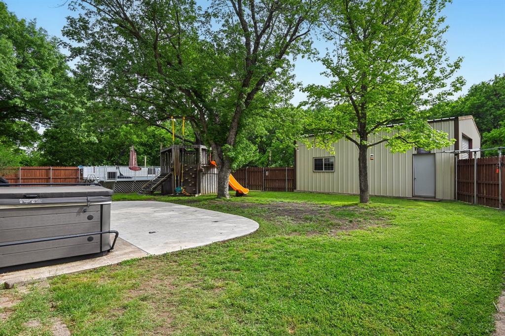 305 South Cockrell Hill Road Ovilla, TX 75154 - Photo 38 of 40 a backyard of a house with seating space