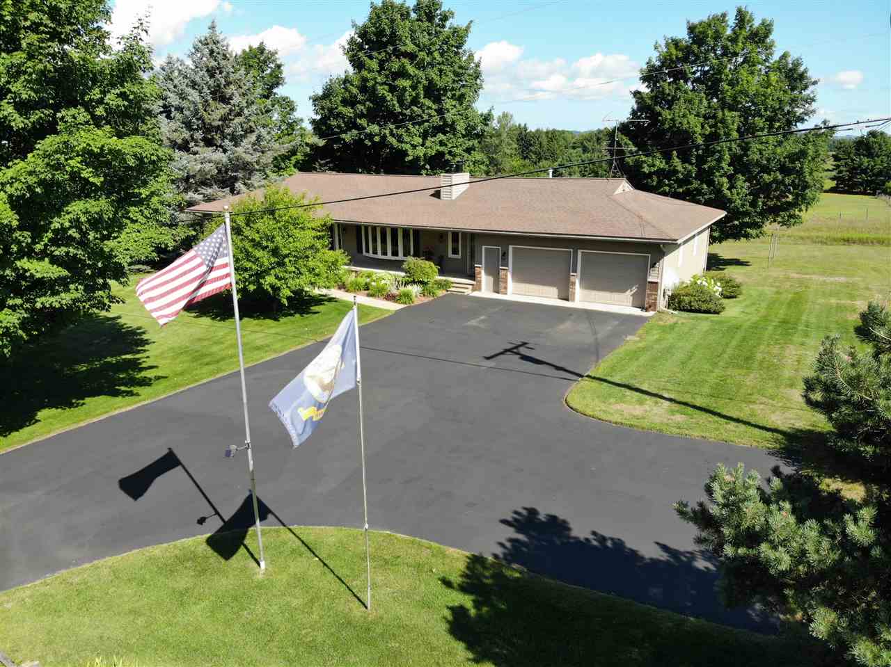 10215 East Fort Road Suttons Bay, MI 49682 - Photo 4 of 60 1851099-3.JPG