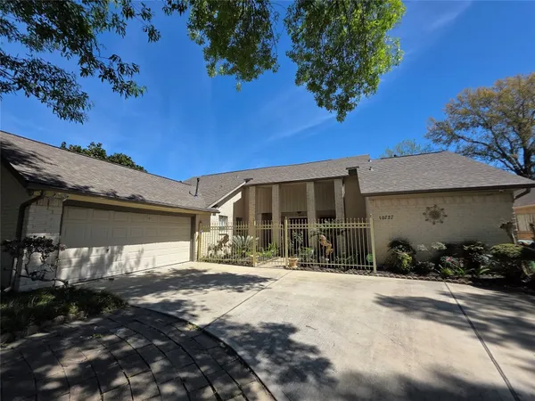 $419,500 | 10727 Kitty Brook Drive, Houston, TX 77071