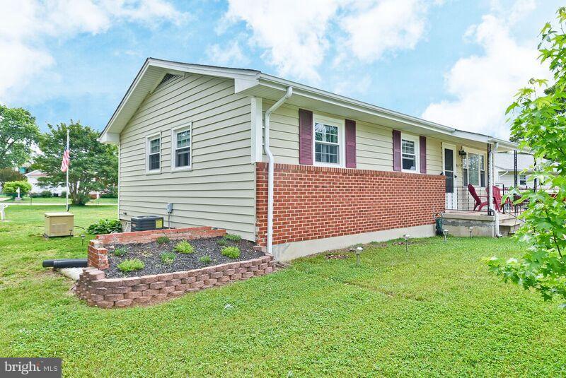 8117 Edgewater Road Clearwater Beach, MD 21226 - Photo 4 of 25 Exterior (Front)