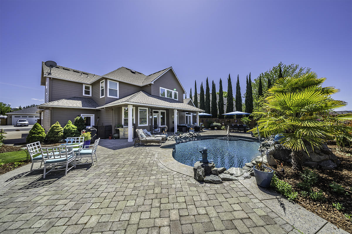 983 St Andrews Way Eagle Point, OR 97524 - Photo 1 of 44 4