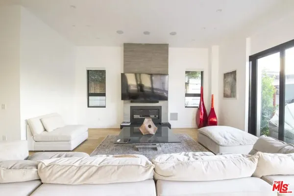 $22,000 | 748 North Detroit Street, Los Angeles, CA 90046