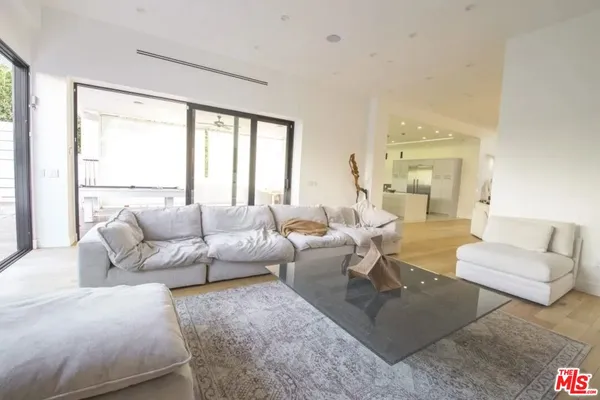 $22,000 | 748 North Detroit Street, Los Angeles, CA 90046