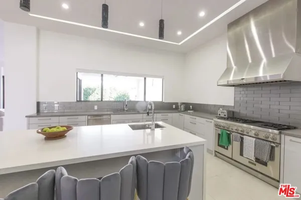 $22,000 | 748 North Detroit Street, Los Angeles, CA 90046