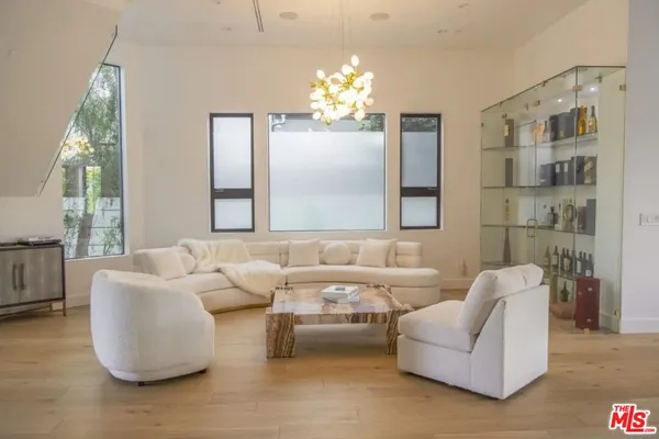 $22,000 | 748 North Detroit Street, Los Angeles, CA 90046