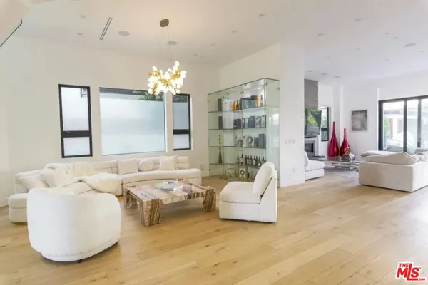 $22,000 | 748 North Detroit Street, Los Angeles, CA 90046