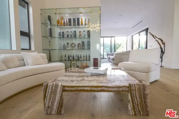 $22,000 | 748 North Detroit Street, Los Angeles, CA 90046