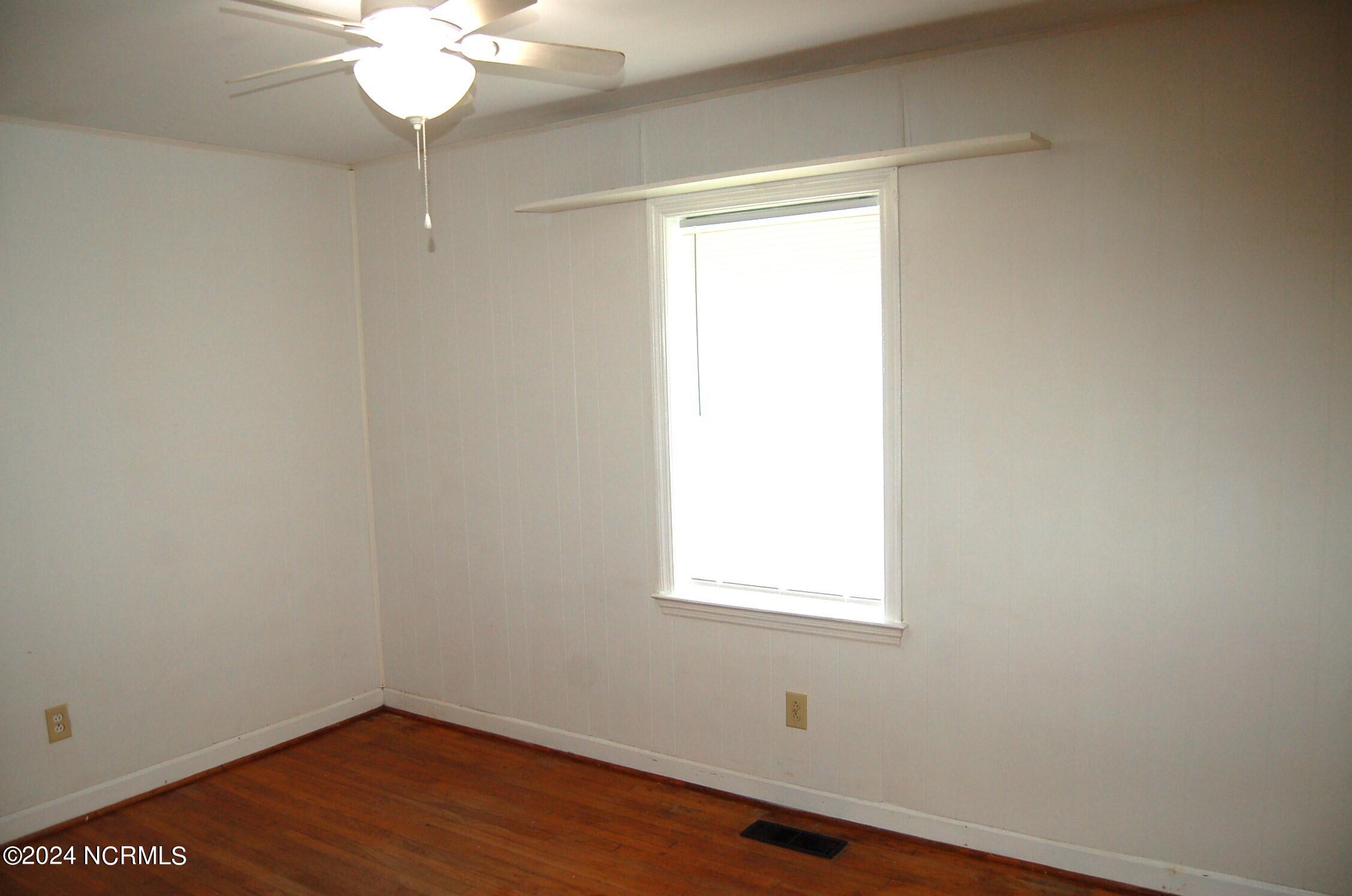 617 Lee Drive Havelock, NC 28532 - Photo 15 of 20 This bedroom has hardwood floors, ceiling fan and closet.