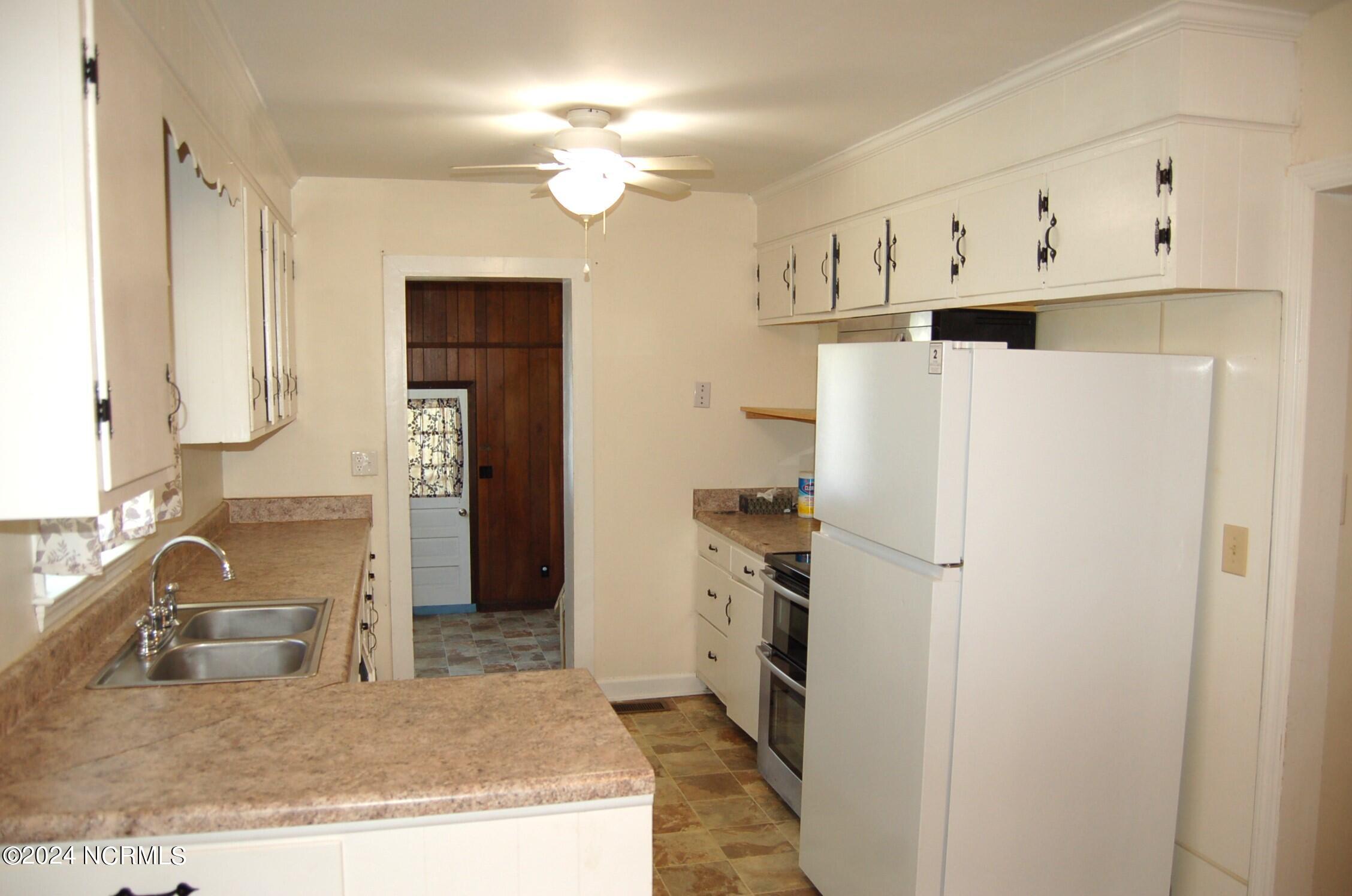 617 Lee Drive Havelock, NC 28532 - Photo 8 of 20 Cozy kitchen needs some TLC with range and microwave less than 2 years old. This is your opportunity to put your own spin on it.