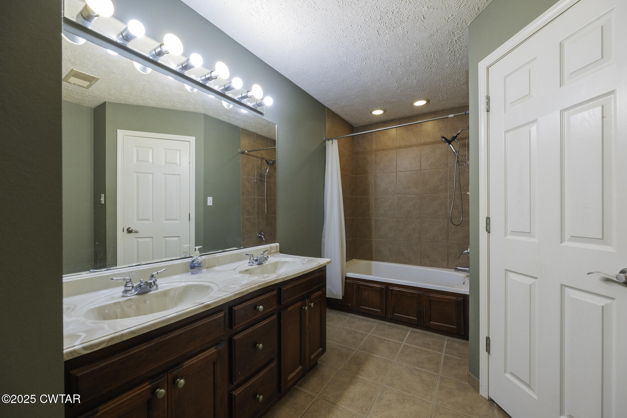 175 Turtle Creek Road Lexington, TN 38351 - Photo 14 of 23 En-Suite Bathroom