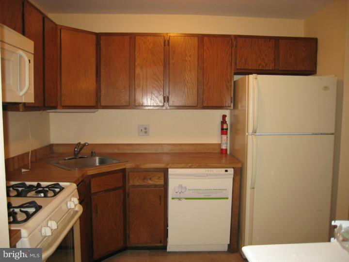2304 Eagle Row Evesham, NJ 08053 - Photo 5 of 17 Kitchen