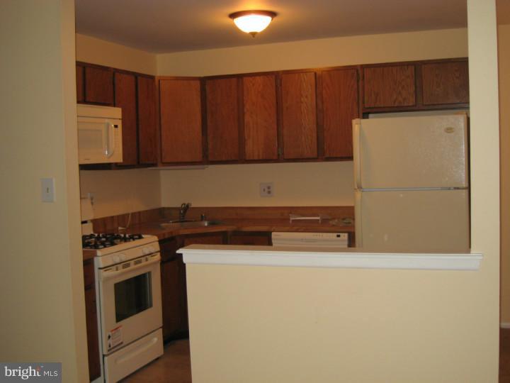2304 Eagle Row Evesham, NJ 08053 - Photo 6 of 17 Kitchen