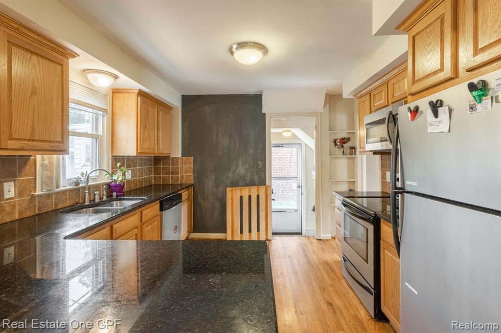 1638 Bournemouth Road Grosse Pointe Woods, MI 48236 - Photo 9 of 31
