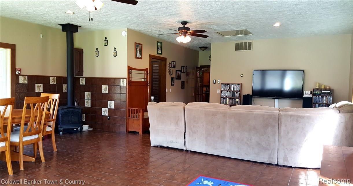 8462 McClements Road Brighton, MI 48114 - Photo 14 of 42 GreatRoom1.jpg