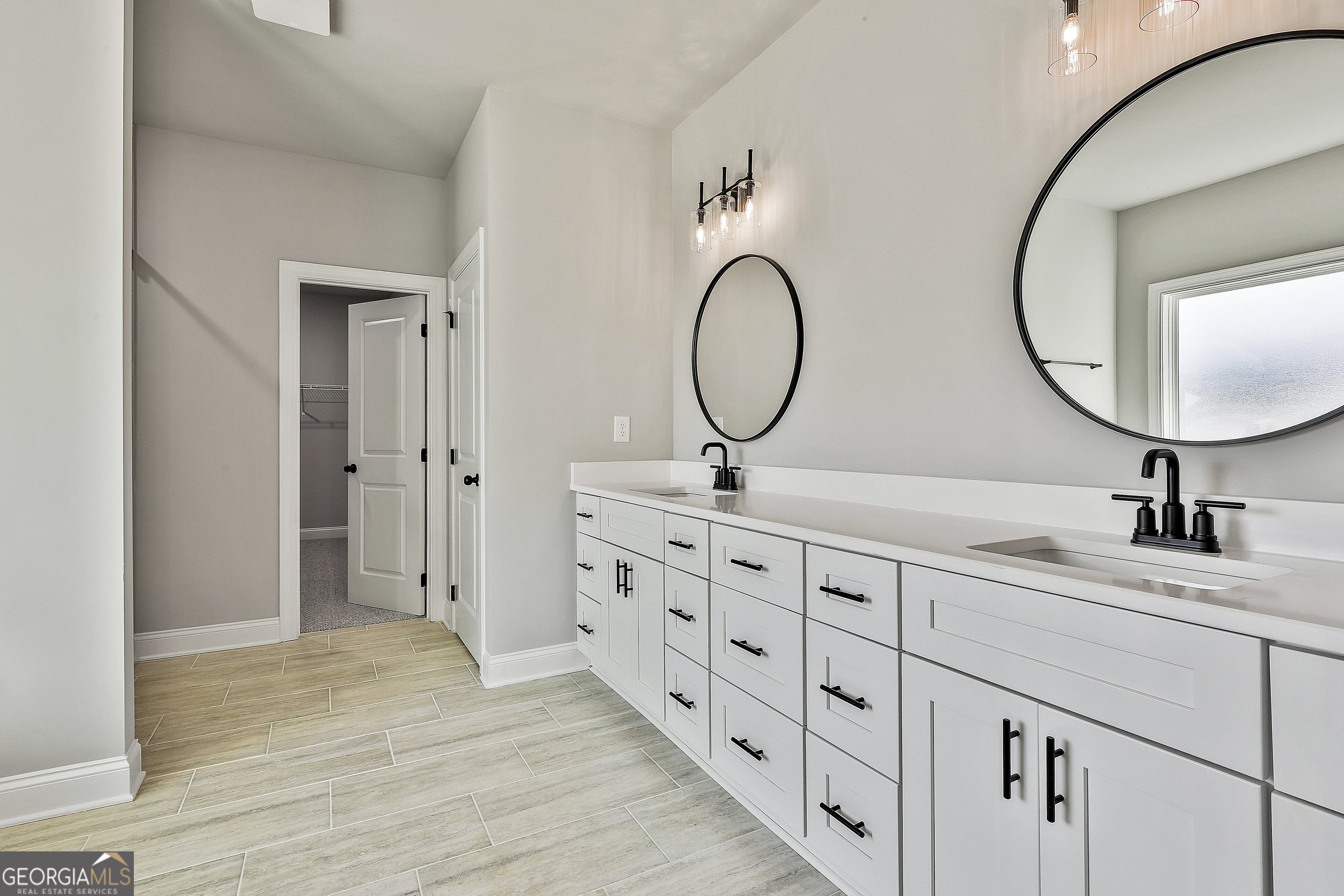174 Tattersall Way, Unit 5100 Senoia, GA 30276 - Photo 29 of 40 a bathroom with 2 sink and a mirror