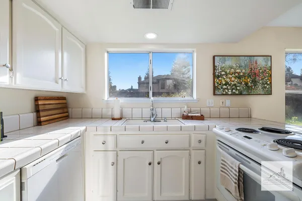 $2,895 | 805 East Buckhill Road, Fresno, CA 93720