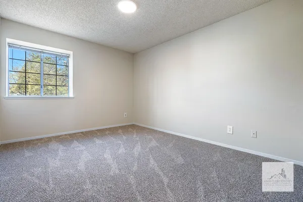 $2,895 | 805 East Buckhill Road, Fresno, CA 93720