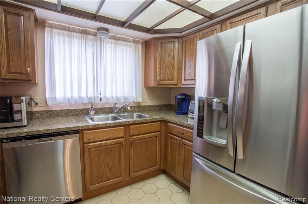 384 Prospect Drive Rochester Hills, MI 48307 - Photo 5 of 32