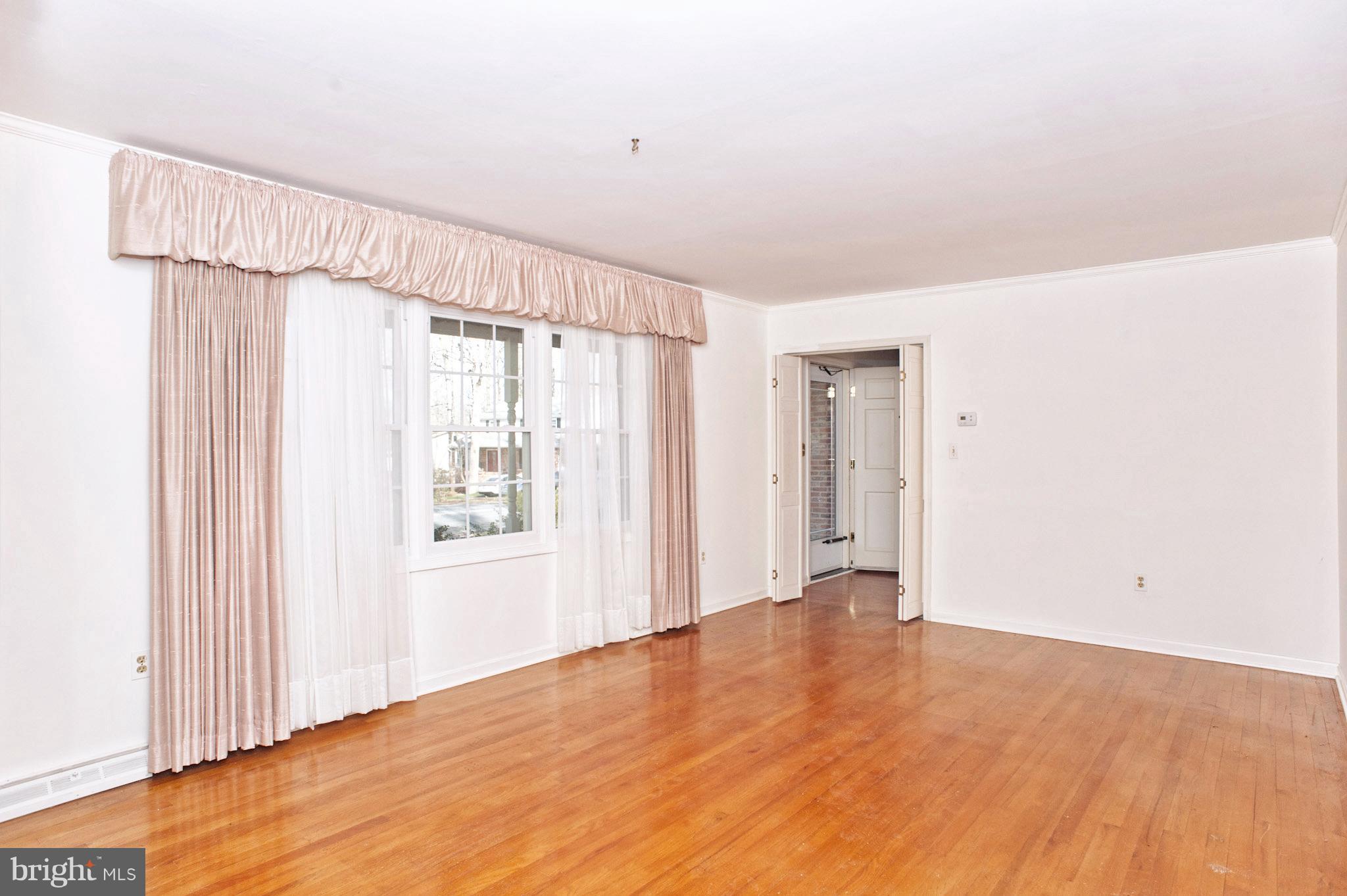 95 Chautaugua Road Arnold, MD 21012 - Photo 2 of 30 Living Room