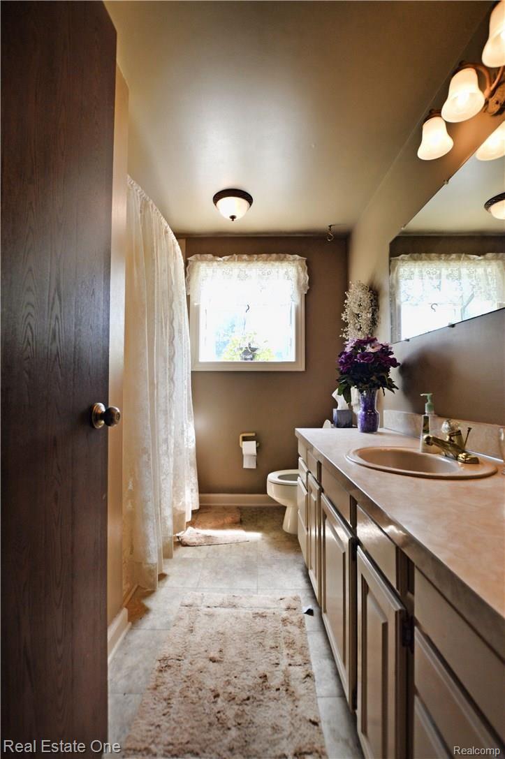 23385 Beech Road Southfield, MI 48033 - Photo 12 of 16 13 BATHROOM.jpg