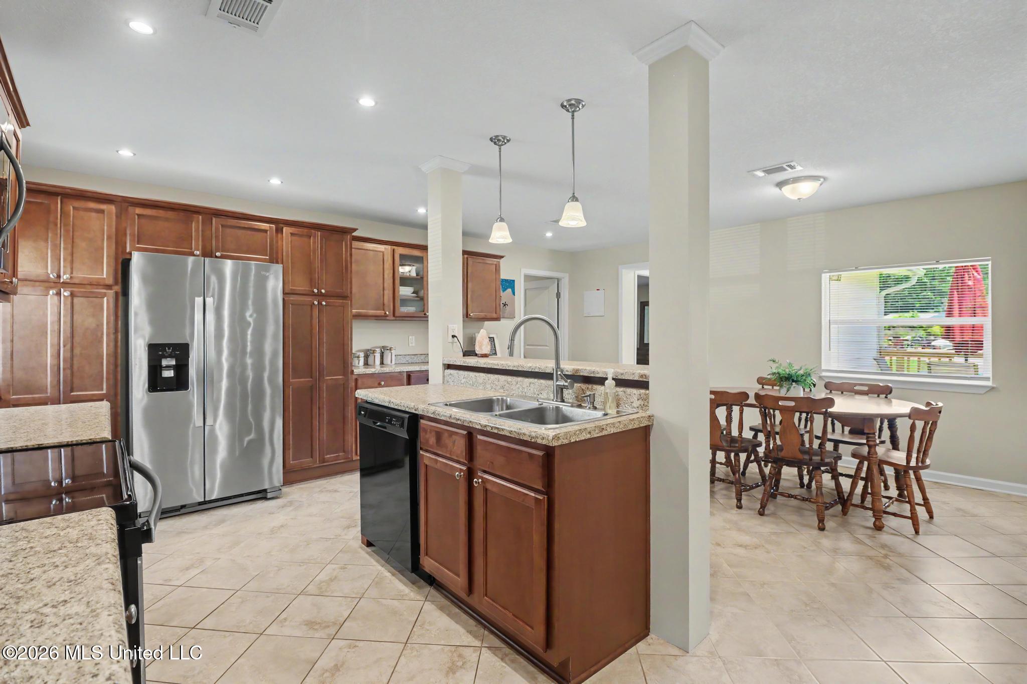 8408 Seaman Road Ocean Springs, MS 39565 - Photo 5 of 23 IMG_4696