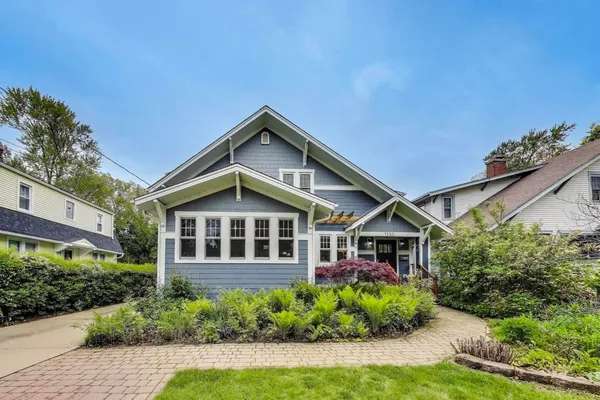 $899,000 | 1350 St Johns Avenue, Highland Park, IL 60035