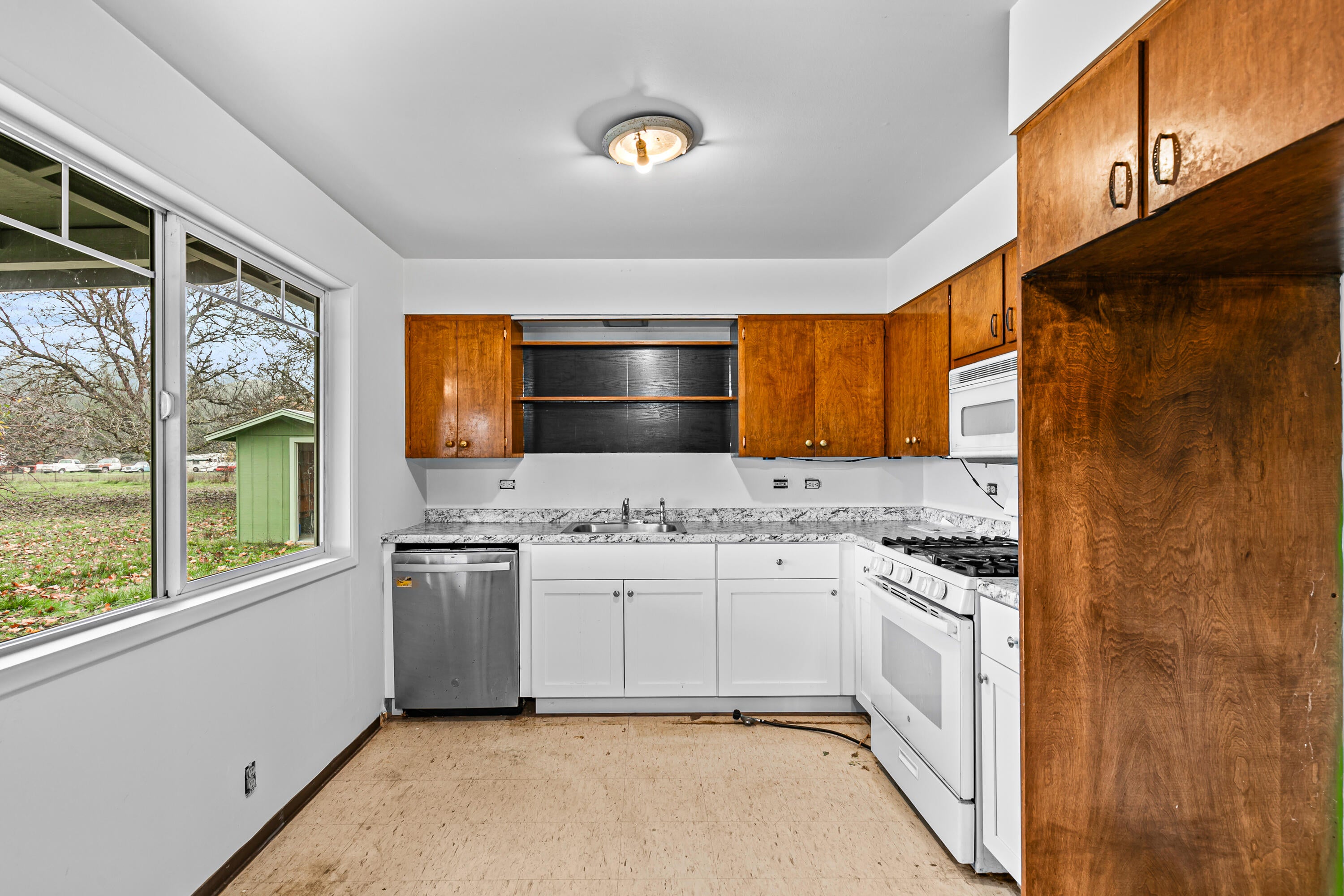 100 Minthorne Road Rogue River, OR 97537 - Photo 28 of 40 Kitchen