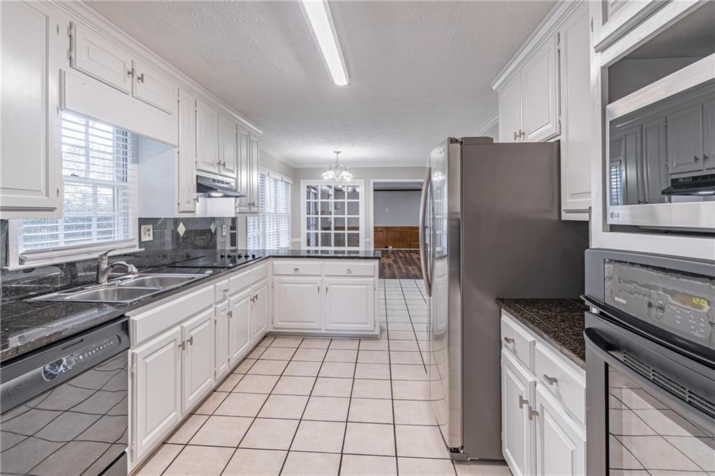 736 Singley Drive Lawrenceville, GA 30044 - Photo 8 of 33 a large kitchen with a stove a sink and a refrigerator