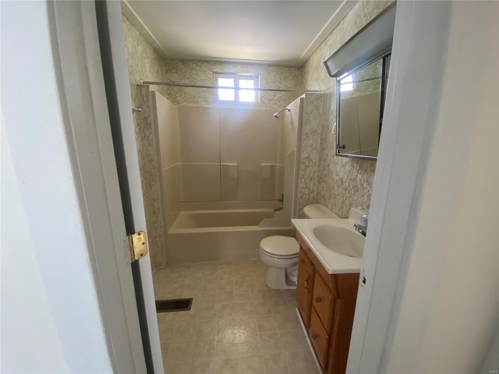 725 Rice Street Wood River, IL 62095 - Photo 10 of 28 Gallery Image 10