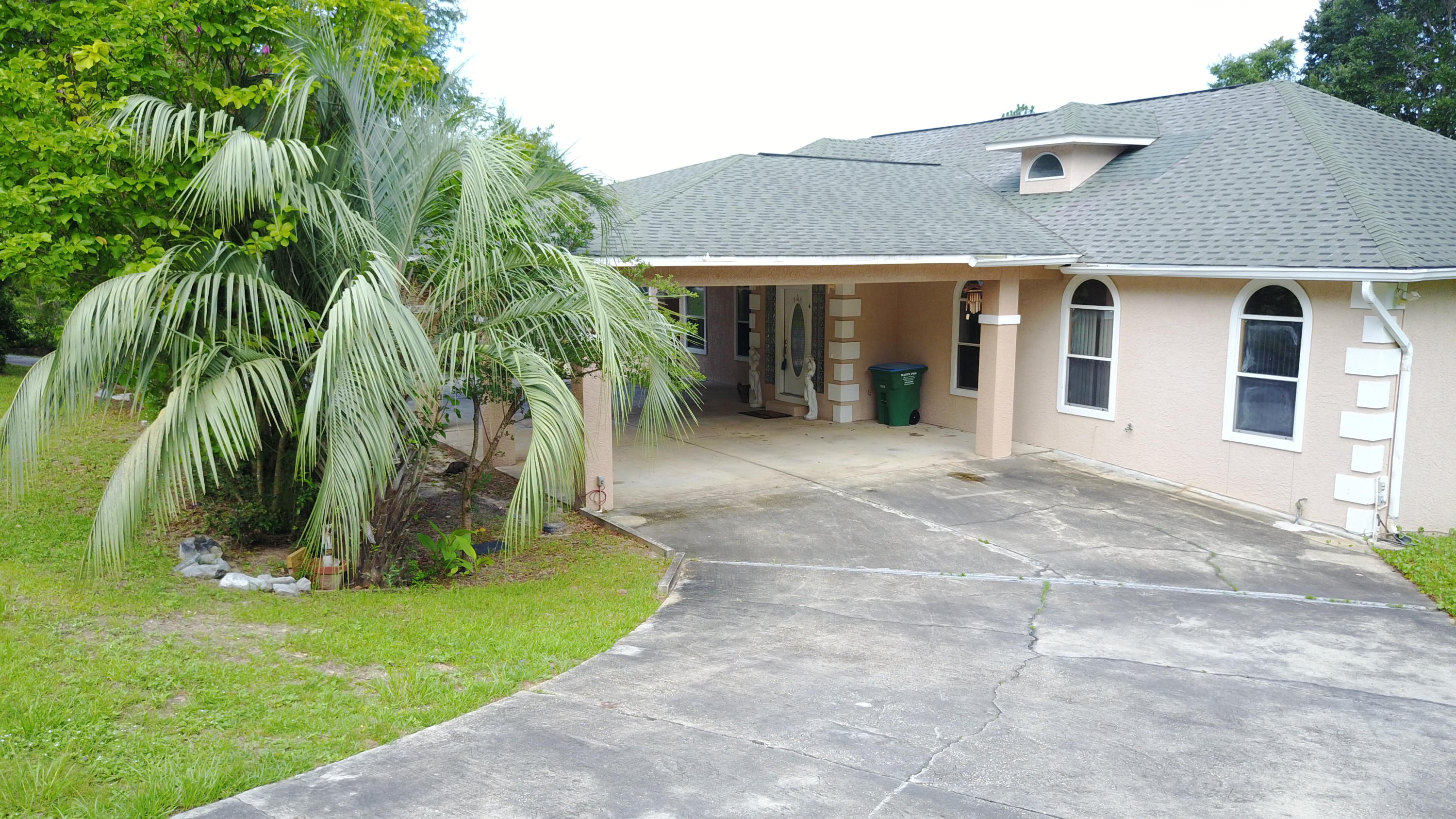 564 Ridge Lake Road Crestview, FL 32536 - Photo 3 of 58 a front view of a house with a garden