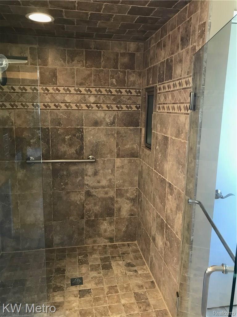 1154 Covington Pl Drive Rochester, MI 48309 - Photo 24 of 32 IMG_0321.JPG