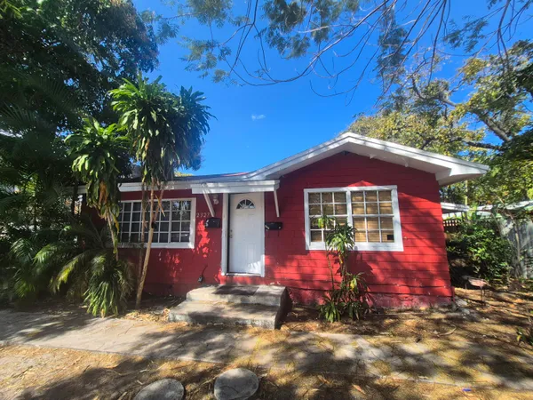 a view of a house with a backyard