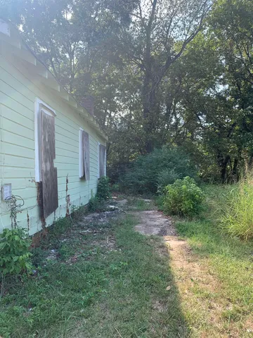 a view of a back yard of the house