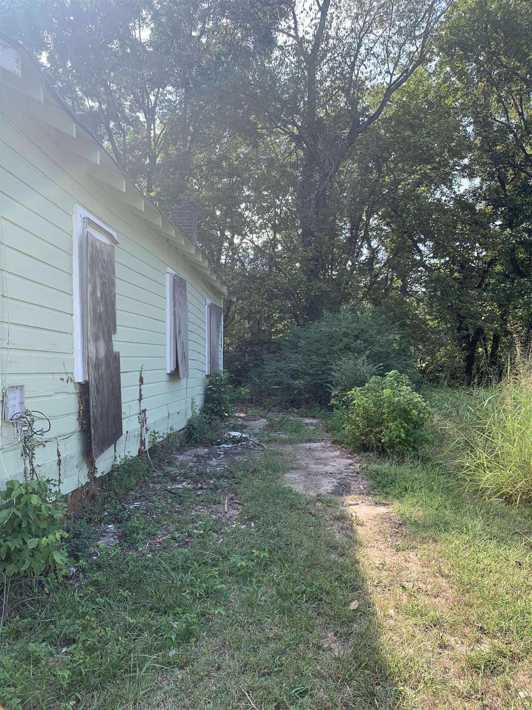 3043 Sax Road Memphis, TN 38109 - Photo 3 of 6 a view of a back yard of the house