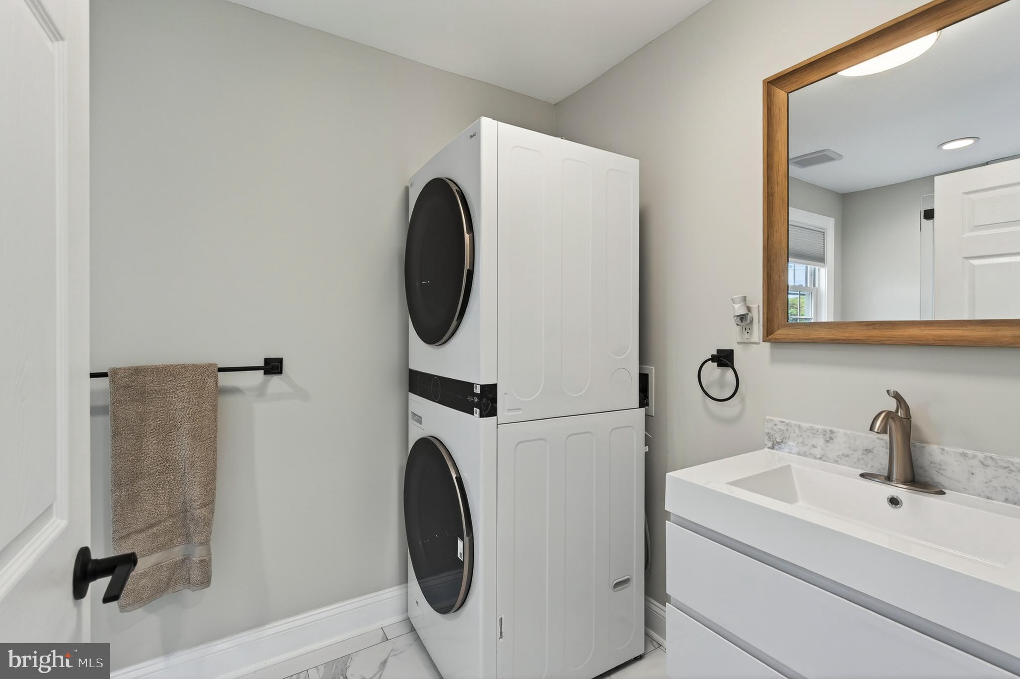 2501 North Gate Road Wilmington, DE 19810 - Photo 36 of 90 Laundry room/Full Bathroom
