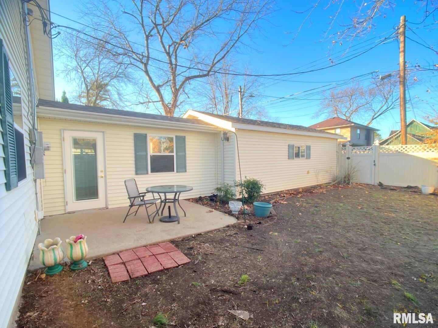 617 North 10th Street Herrin, IL 62948 - Photo 15 of 22 a view of patio with a table and chairs and potted plants