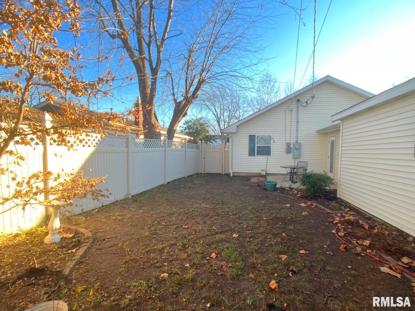 617 North 10th Street Herrin, IL 62948 - Photo 17 of 22 a backyard of a house